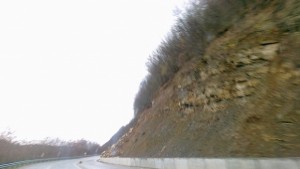 Внимание шофьори Заледени участъци на Черна нива опесъчават ги