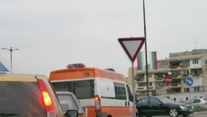 Шофьор не овладя колата си блъсна се в стълб