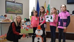 Коледна украса от рециклирани материали направиха децата от Павликени