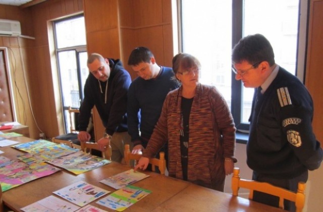 Рисунки на деца от П. Тръмбеш и В. Търново ще участват в Национален конкурс на МВР