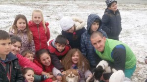 Ученици от Търговище организираха кампания за приюта за кучета