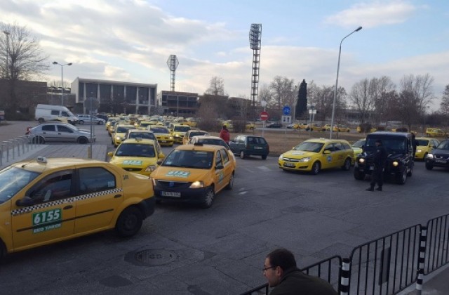 Над 200 таксита блокираха Пловдив в протестно шествие(СНИМКИ)