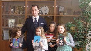 Кметът на Добрич награди участници в конкурс за коледни картички