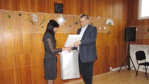 Кметът подари микрофони на Дневния център за възрастни хора Подай