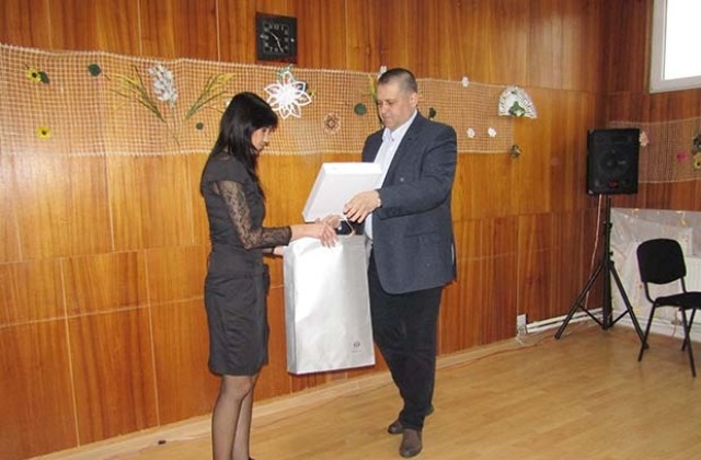 Кметът подари микрофони на Дневния център за възрастни хора „Подай ръка“