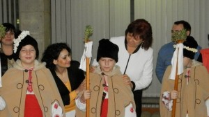 Коледен дух и благослов внесоха в Областна администрация коледари от