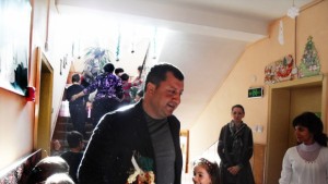 Коледни приказки на децата чете кметът на Община Павликени инжЕмануил