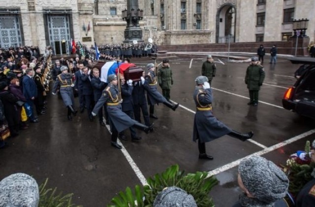 Русия почита паметта на убития посланик Андрей Карлов (СНИМКИ/ВИДЕО)