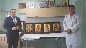 Известен лекар дари икони на Несебър