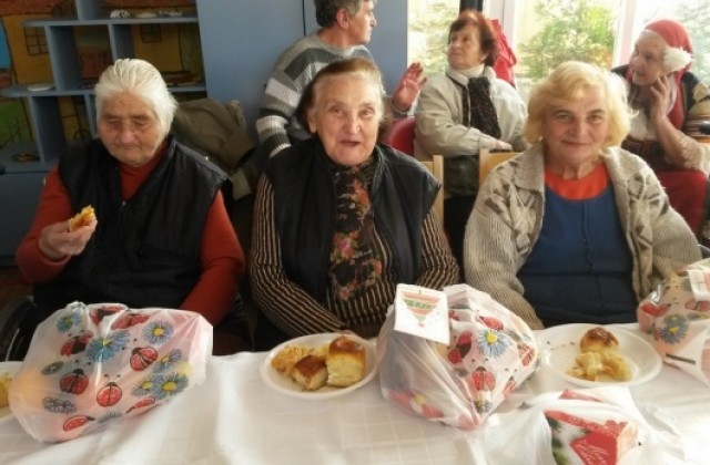 Дават Коледен обяд за пенсионерите в Белащица