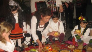 Баби учиха малчугани на коледни традиции