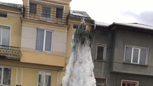 Ледена елха ще радва туристи в Чепеларе