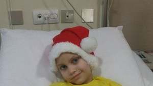 Болно момиченце мечтае за коледно чудо