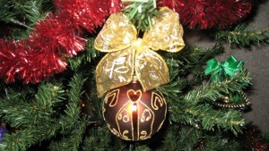 Откраднаха коледно дръвче с украсата