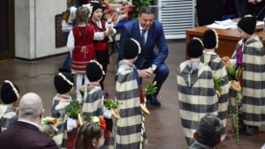 Малки коледари сурвакаха кмета на Благоевград