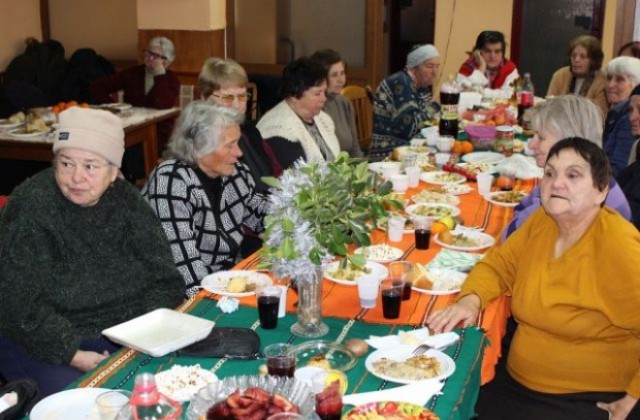 Коледно тържество на дамите  от  Пенсионерски клуб и Дневен център за възрастни  с  увреждания в Банско