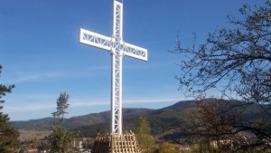 Освещават кръста над Велинград