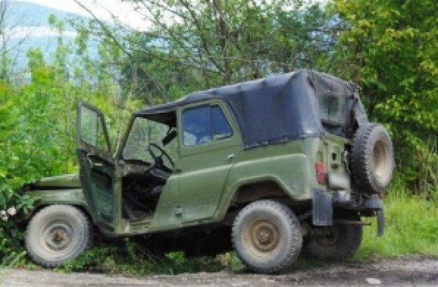 ”УАЗ” с военни се преобърна край границата, четирима пострадаха