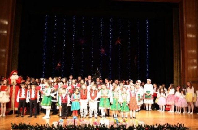 Самодейни състави от Банско блеснаха с таланта си в празничен концерт