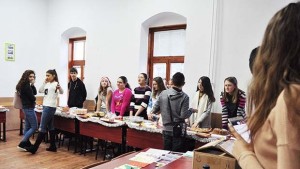 Осмокласници от ГПЧЕ събраха 732 лева за Стела и майка