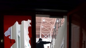 Запалянковци потрошиха спортната зала в Петрич