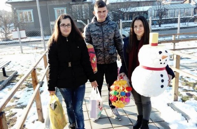 Ученици, учители и родители участваха в Коледна работилница в Левски
