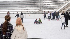 Децата 3 дни безплатно на ледената пързалка в Хасково за