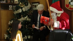 6годишната Дара Александрова получи подарък от кмета на Дупница