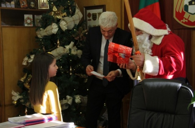 6-годишната Дара Александрова получи подарък от кмета на Дупница