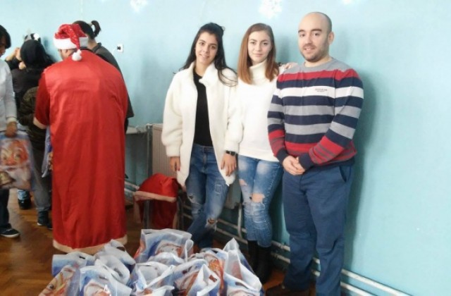 Градски ученически парламент събра пари за Помощното училище в Ново село