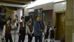 Коледари хортуваха за здраве при кмета Даниел Панов и общинската