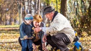 Грижата за внуците добавя петилетка към живота на бабите и