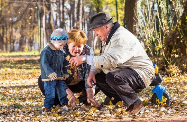 Грижата за внуците добавя петилетка към живота на бабите и дядовците