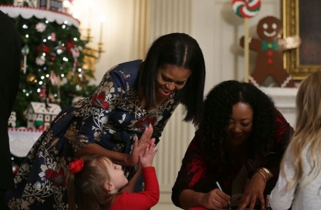 Госпожа Обама се включи в проследяването на Дядо Коледа