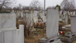 Безработен се къпе с вода от гробище осъдиха го на