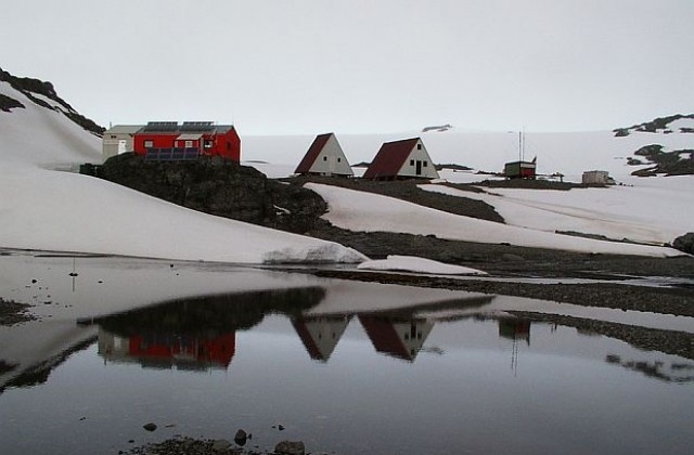 Полярниците ни в Антарктида с капама на коледната трапеза