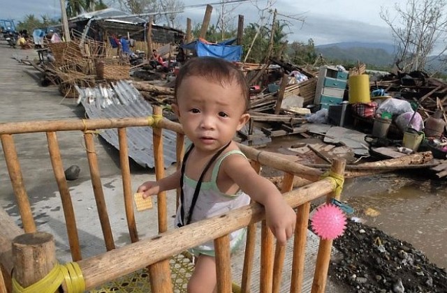 Тайфун взе жертва и провали коледните празници във Филипините