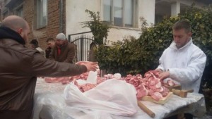 В стария Неврокоп на Коледа не може без свинска сватба