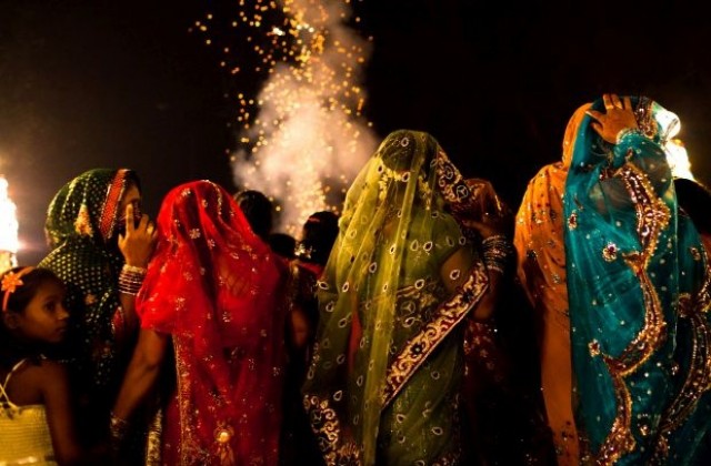Индийски магнат организира масова сватба за булки сираци