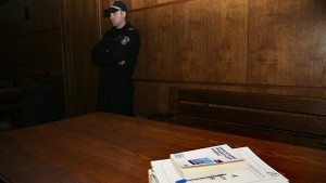 Раненият в мол младеж счупил стол в главата на охранителя