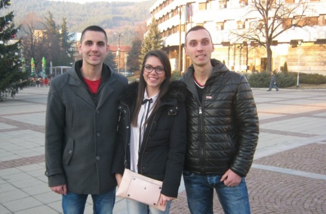 Ротаракт клуб -Дупница провежда кампанията Купи и дари