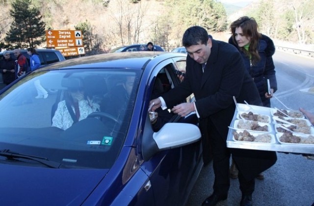 1000 икони и курбан раздадоха на пътуващите по пътя Смолян – Пловдив