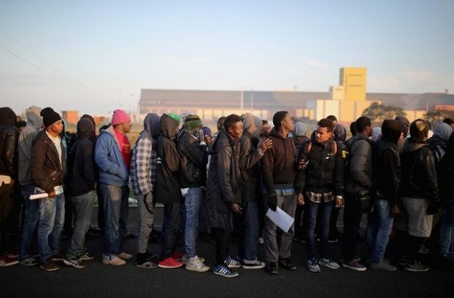 Стотици бежанци са се завърнали тайно в унищожения лагер в Кале