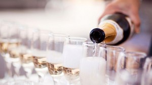 Метална лъжица запазва отвореното шампанско газирано