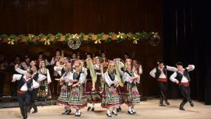 Концерт на Ансамбъла за народни песни и танци в зала