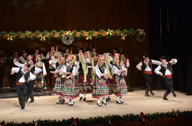 Концерт на Ансамбъла за народни песни и танци в зала „Сливен