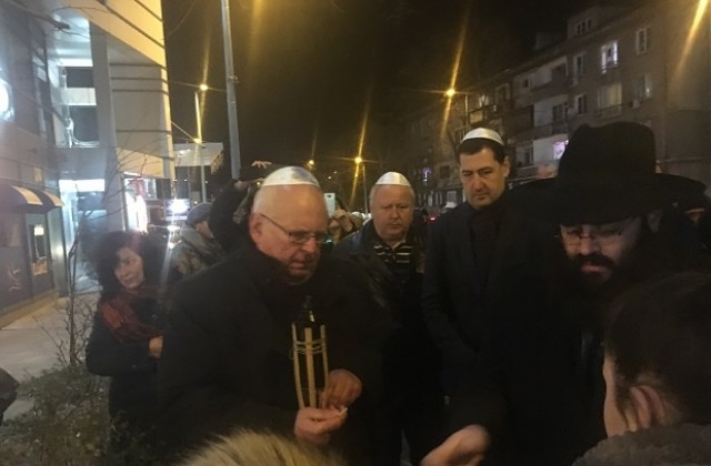 Тотев запали първата свещ на Ханука в Пловдив