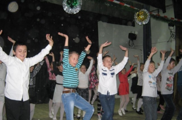 Ученици от ОУ „Кирил Христов” празнуваха  благотворително за пострадалите от Хитрино