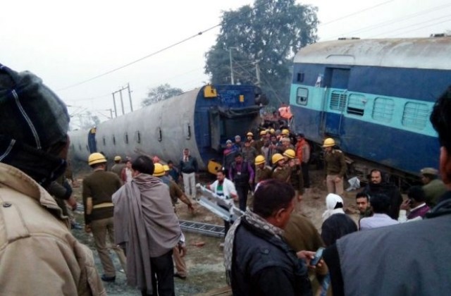 Влак дерайлира в Индия, над 60 са ранените (СНИМКИ/ВИДЕО)