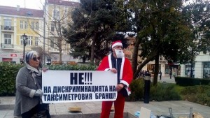 Таксиметрови шофьори скандираха Оставка пред Община Пловдив СНИМКИ